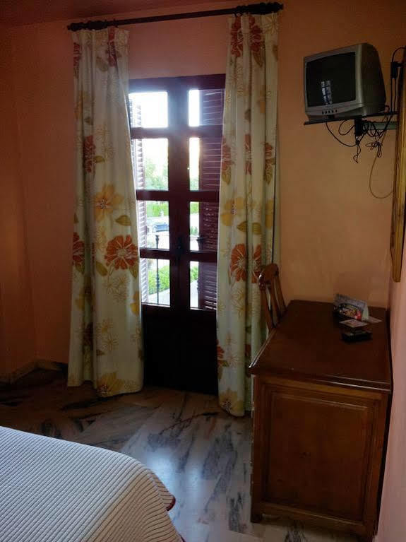 Hostal Rio De Oro Alcala La Real Exterior photo