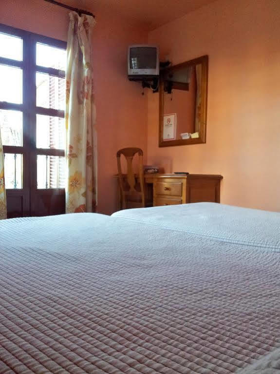 Hostal Rio De Oro Alcala La Real Exterior photo